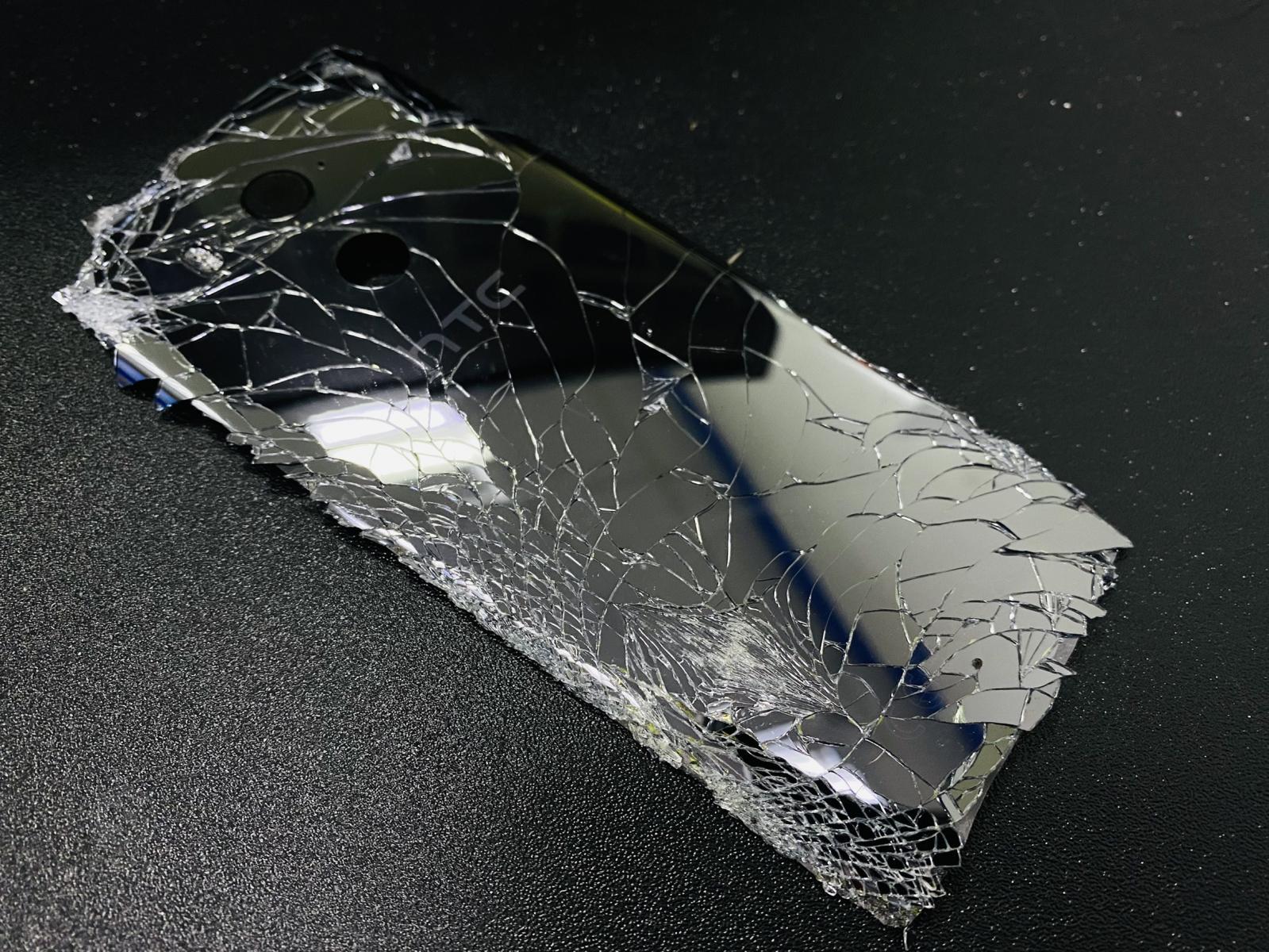 HTC高雄手機維修推薦U11背蓋破裂 947修手機 - 